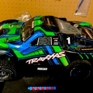 Traxxas slash 4x4 ultimate,transmitter,batteries extra body,extra parts& wheels